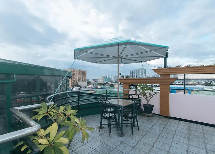 Urban Travellers By Reddoorz Hotel 3*